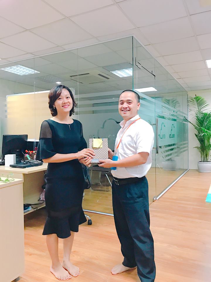 CPO Dung presents gifts to Thuy - Hanoi