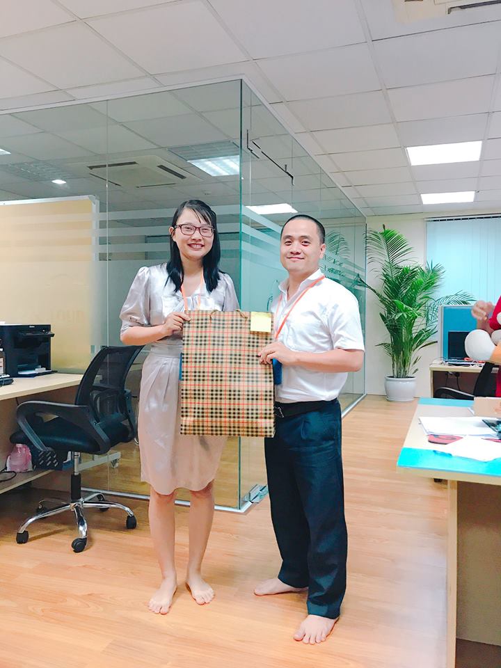 CPO Dung presents gifts to Ms. Mai - Hanoi