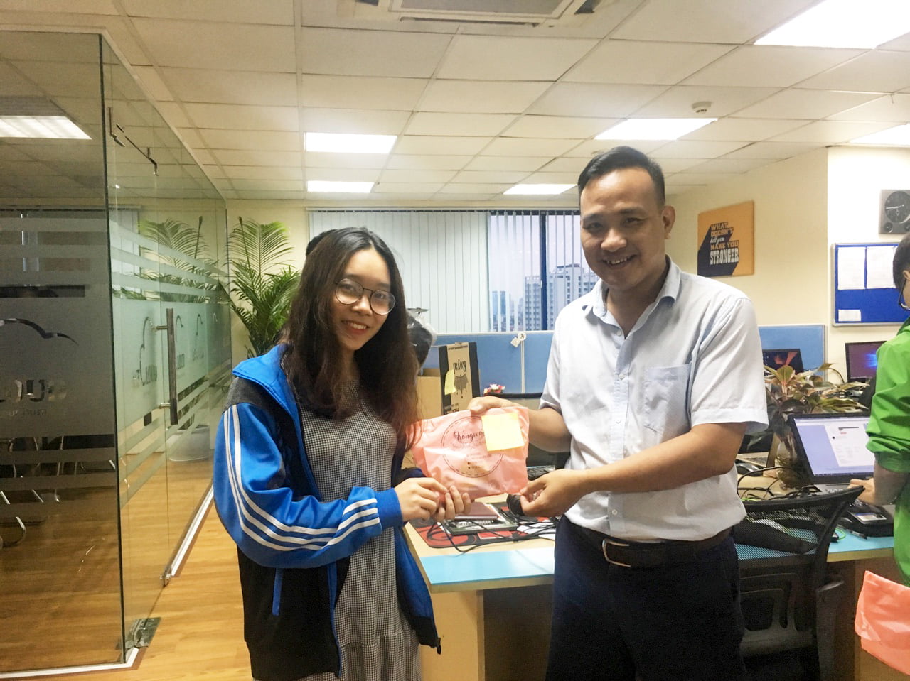 The CEO gives gifts to Van - Hanoi
