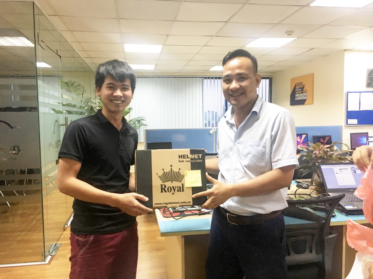 The CEO gives gifts to Ninh - Hanoi