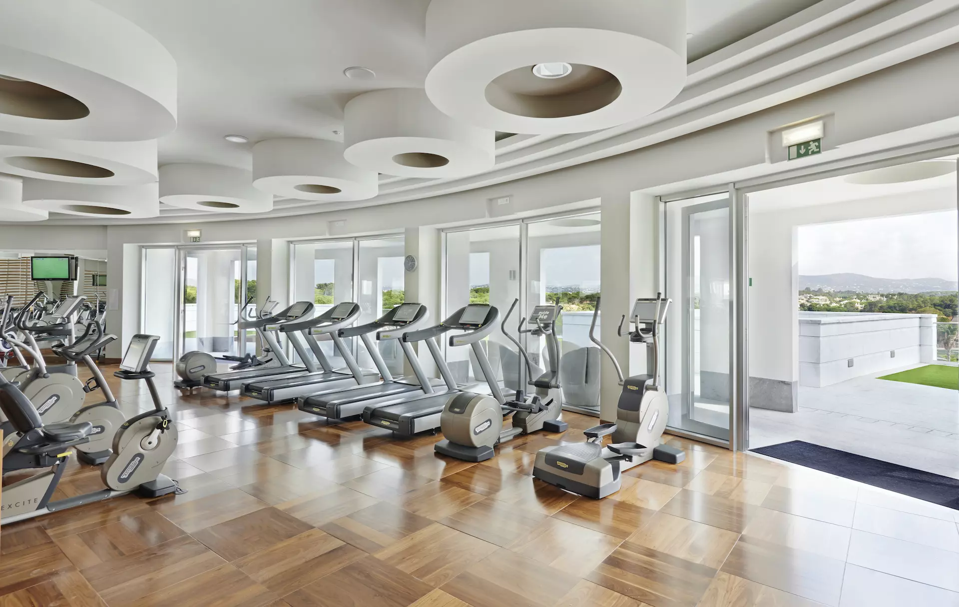 phòng gym trong khách sạn