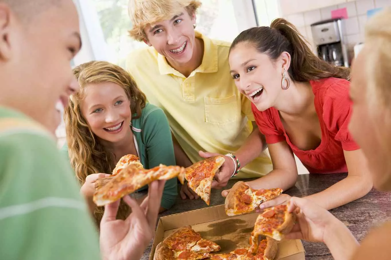 nhóm bạn ăn pizza