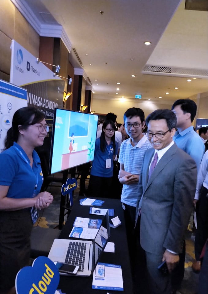 Phó thủ tướng Vũ Đức Đam ghé thăm ezCloud tại Vietnam ICT Summit 2019