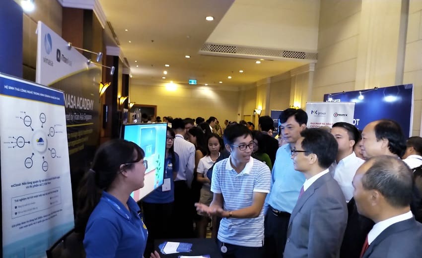 ezcloud-vietnam-ict-summit-2019-2 (1)