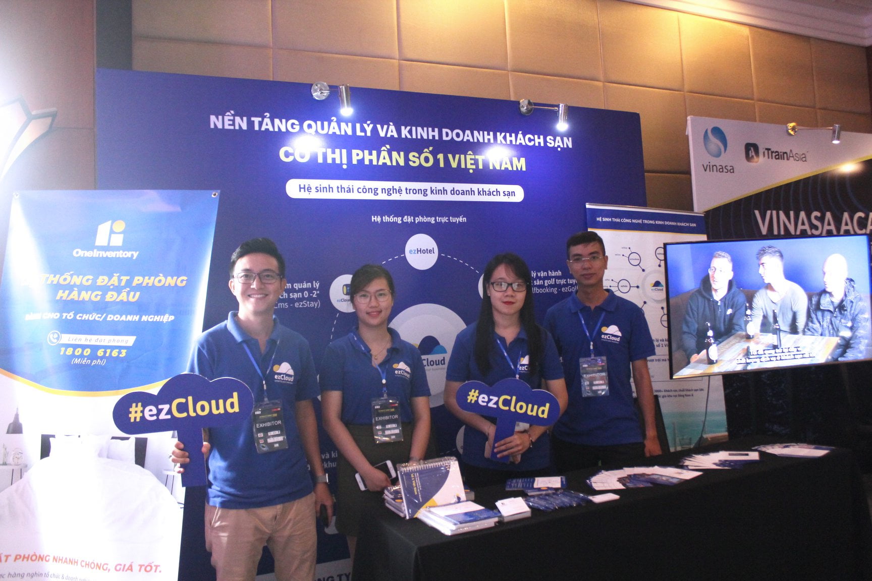 Gian hàng ezCloud tại sự kiện Vietnam ICT Summit 2019