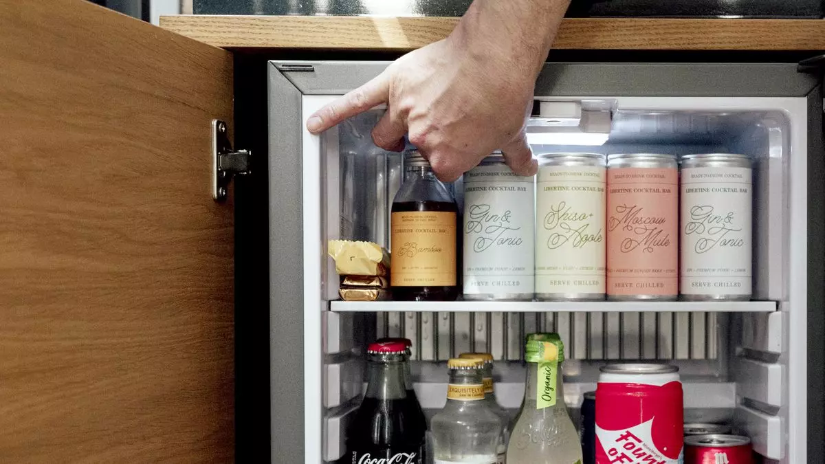 khách hàng sử dụng đồ trong minibar