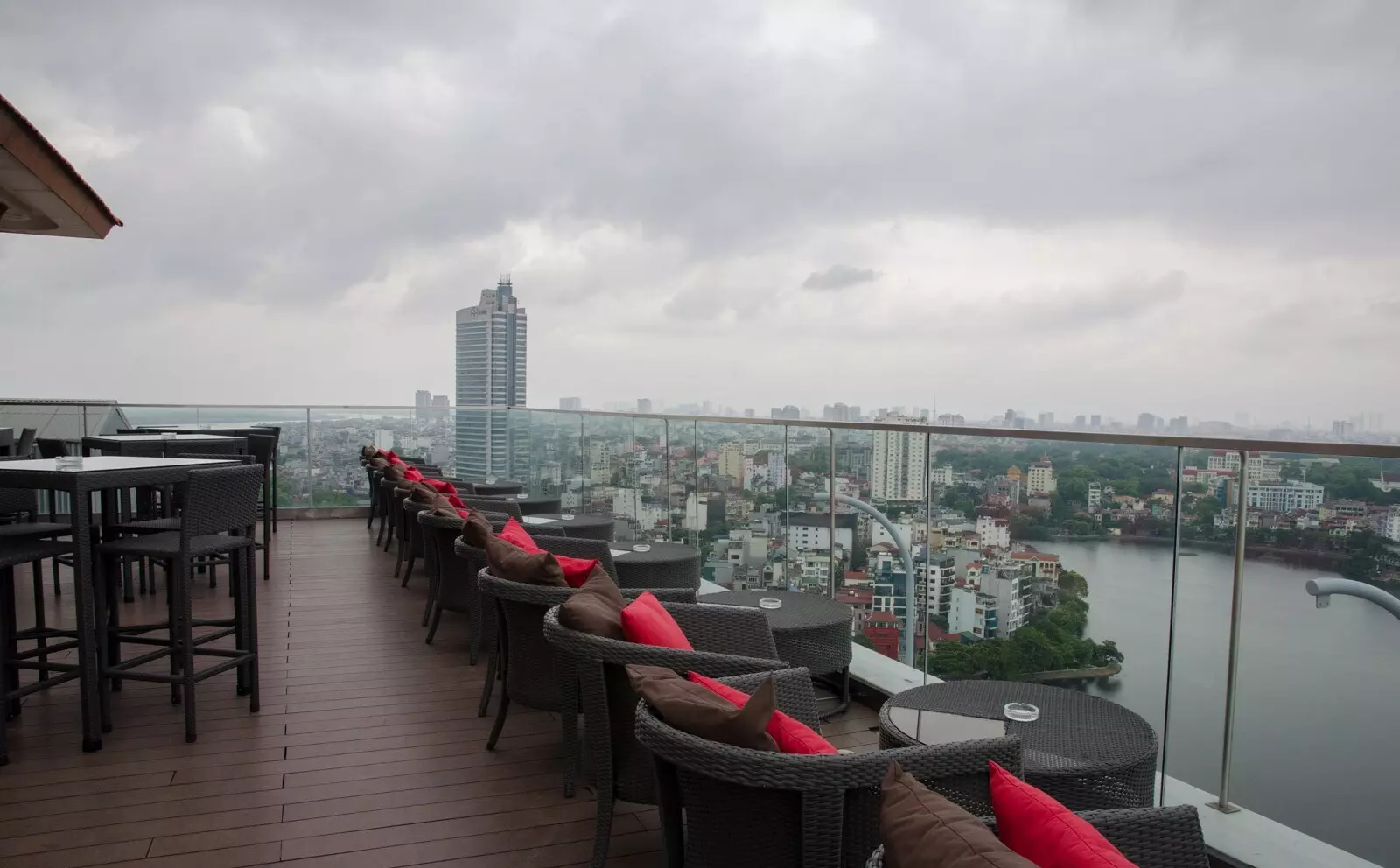 không gian bên ngoài summit lounge