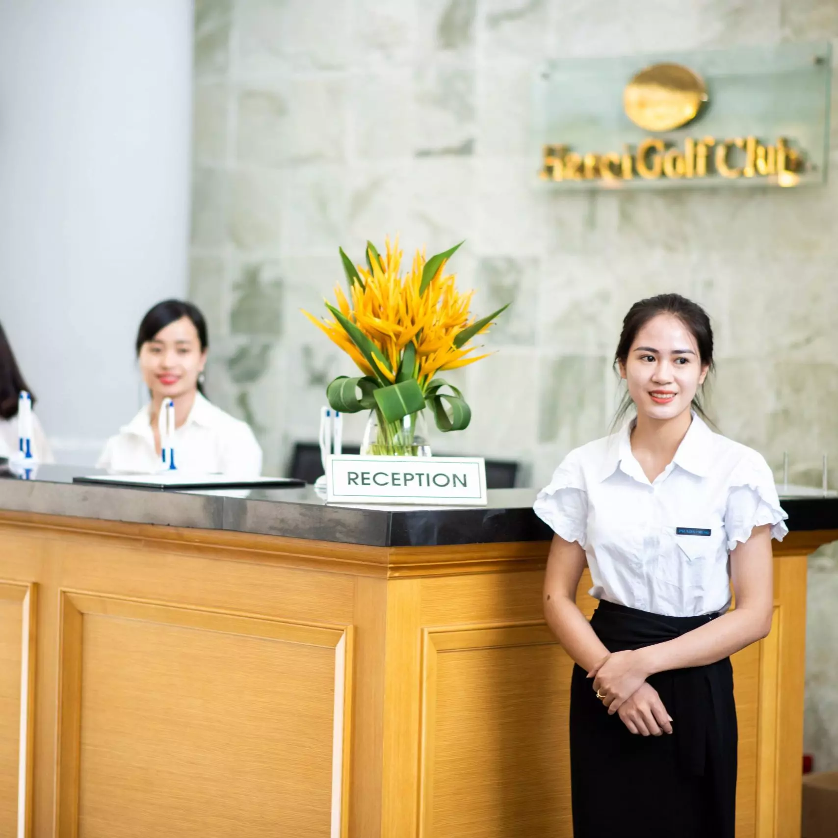 nhân viên nữ thuộc bộ phận reception