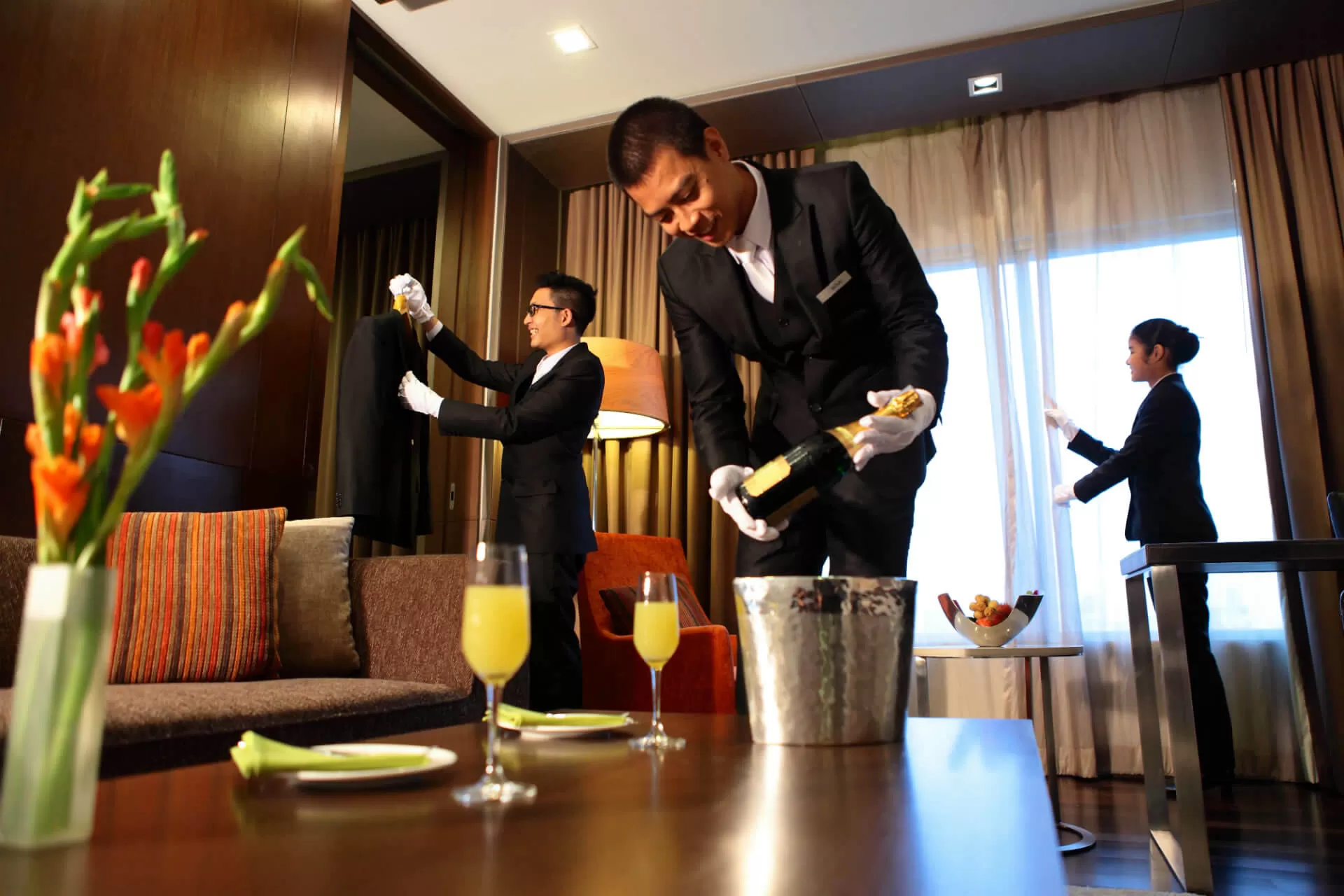 nhân viên room service làm việc