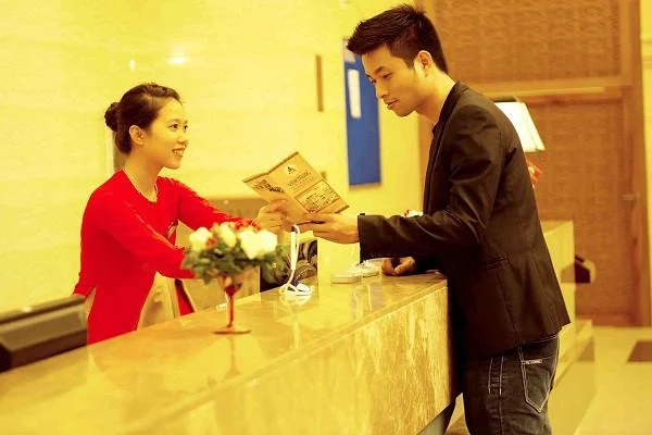 Phí service charge trong khách sạn