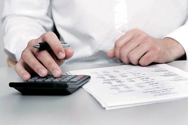 Tính service charge cho nhân viên trong khách sạn