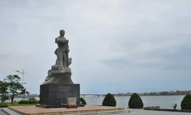 Tượng đài Mẹ Suốt