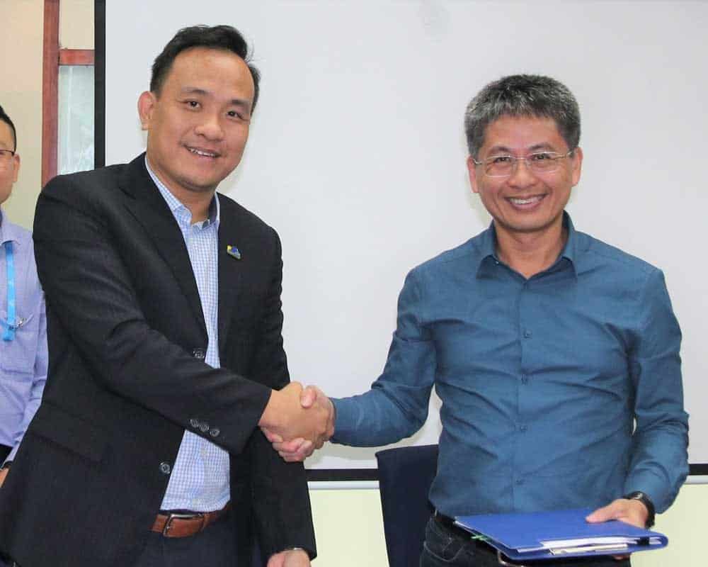 Ông Nguyễn Kim Cương, Phó Tổng Giám đốc CMC Technology & Solution (phải) và ông Nguyễn Hoàng Dương, Tổng Giám đốc ezCloud Technologies bắt tay hợp tác.