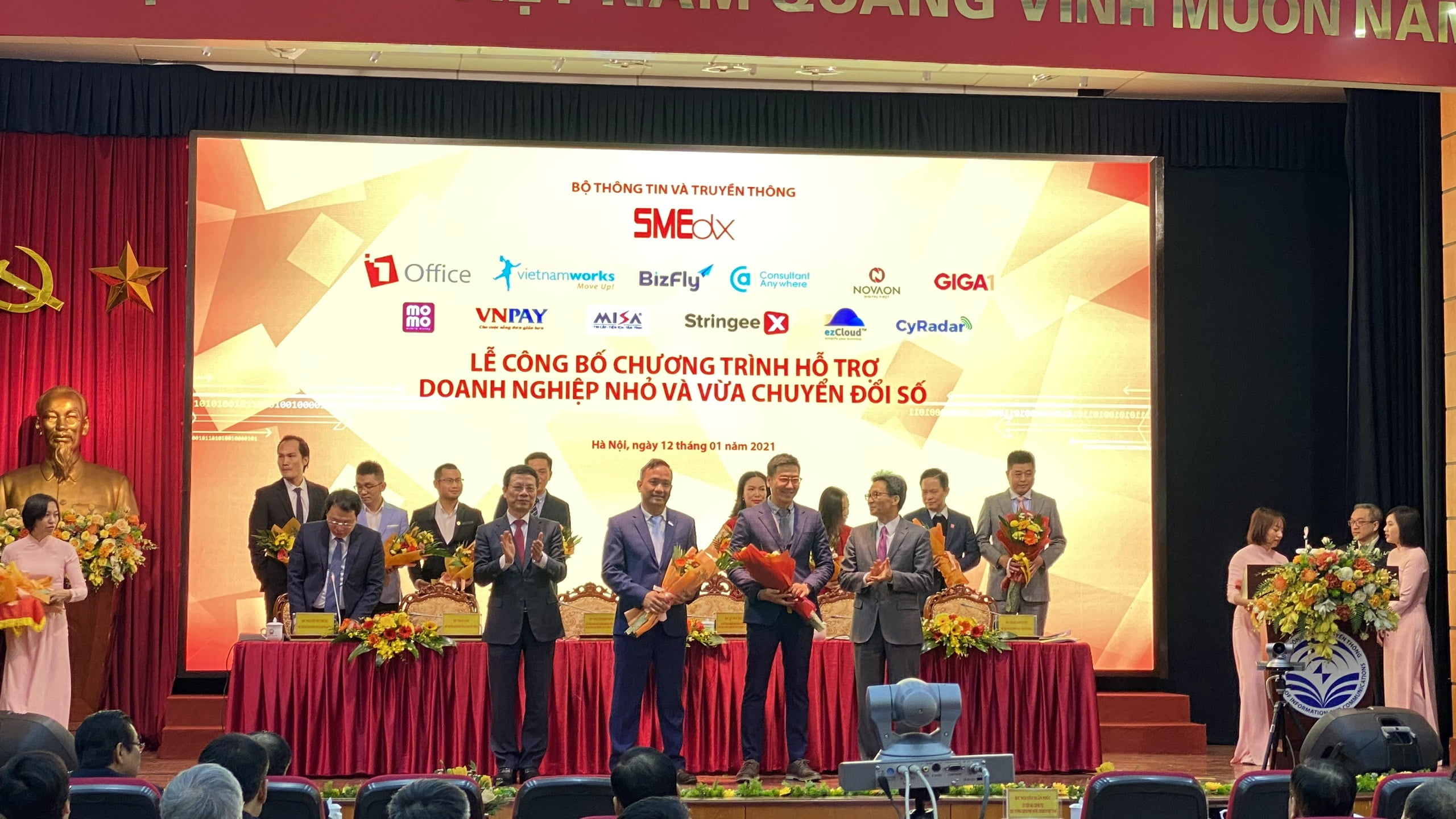 Ông Nguyễn Hoàng Dương - Giám đốc điều hành Công ty TNHH Công nghệ ezCloud Toàn Cầu lên nhận hoa của Phó Thủ tướng trong buổi Lễ
