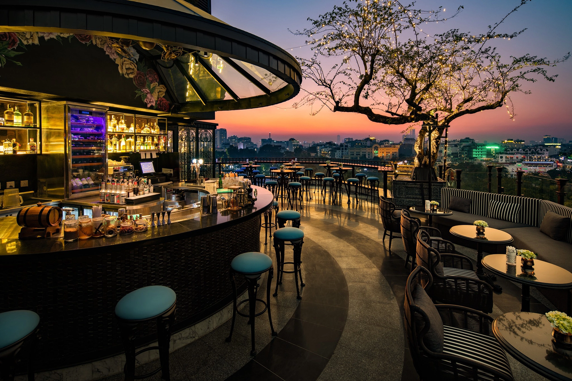 quầy bar view thành phố của boutique hotel