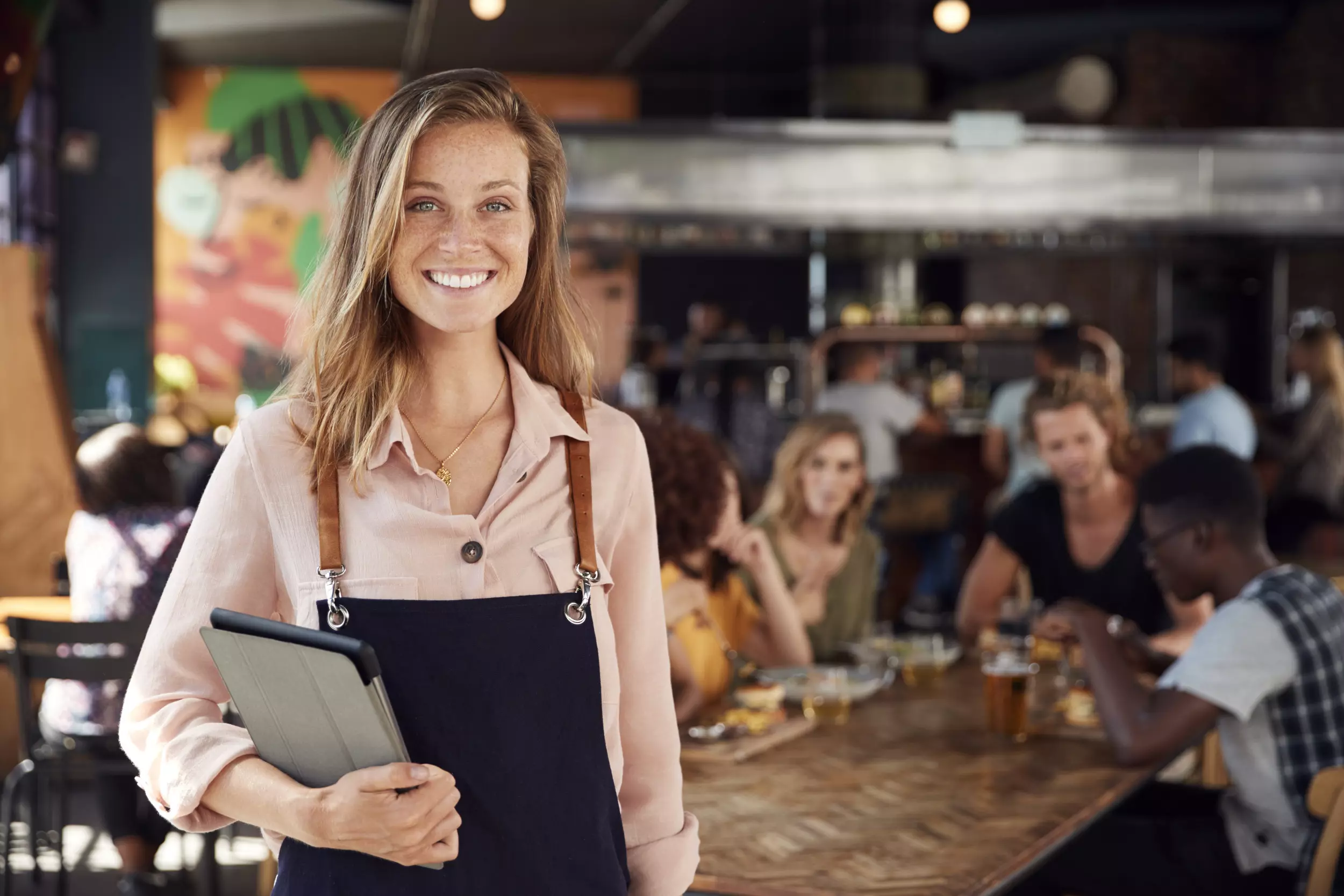 waitress đưa menu cho khách hàng lựa chọn