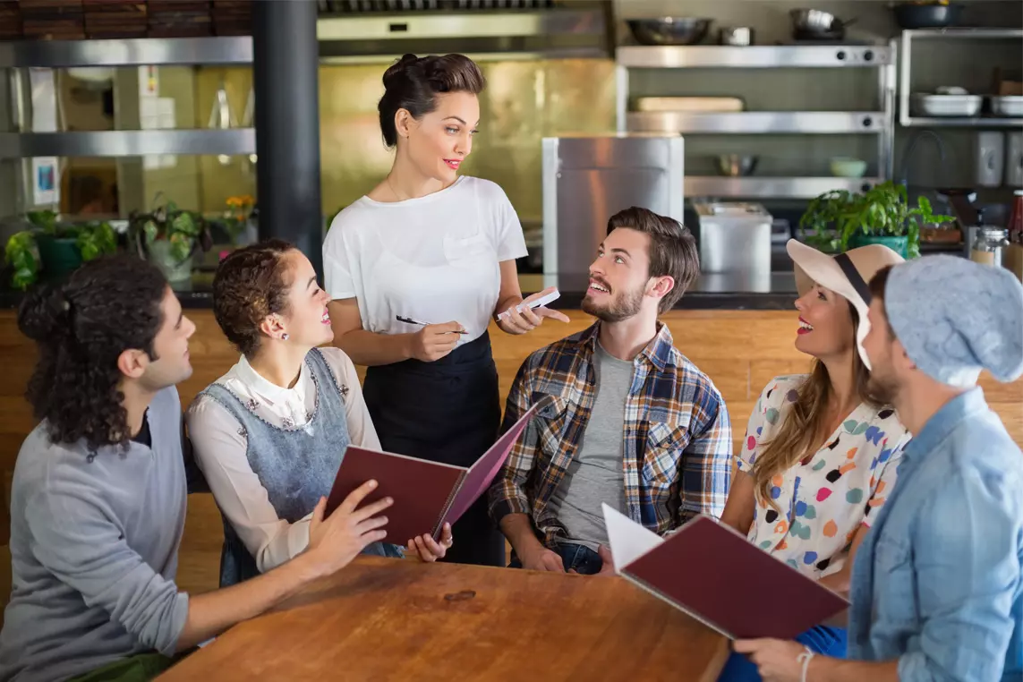 waitress ghi nhận order của khách hàng