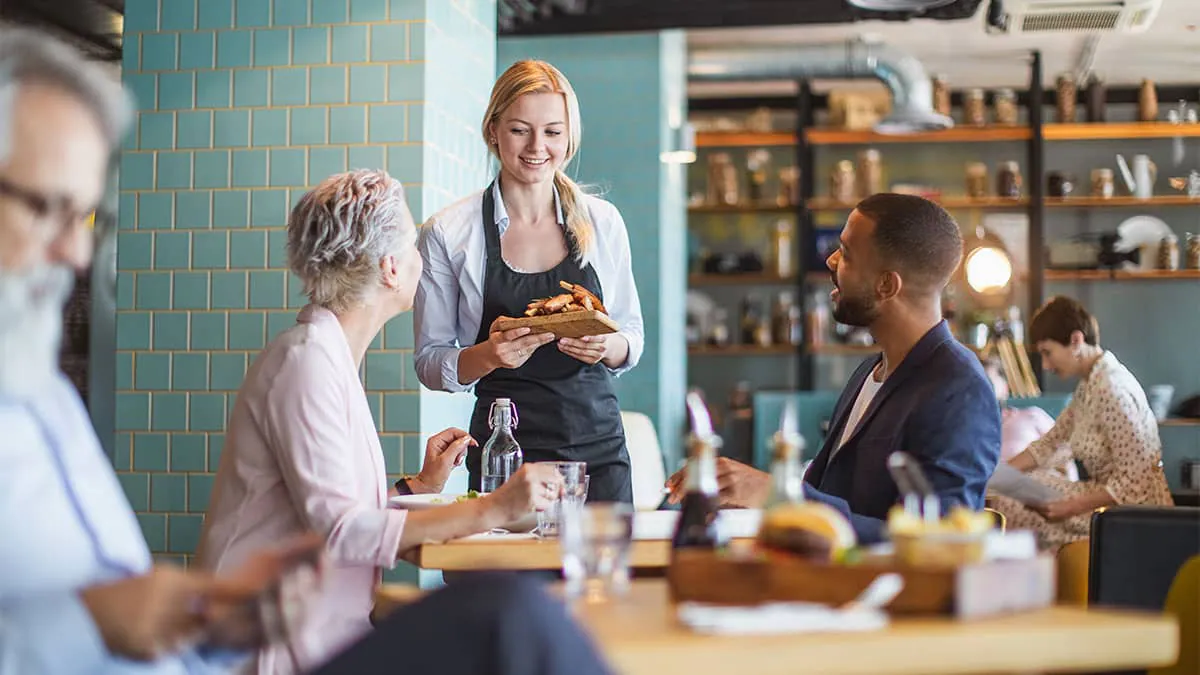 waitress luôn gọn gàng, chỉnh tề trước khách hàng