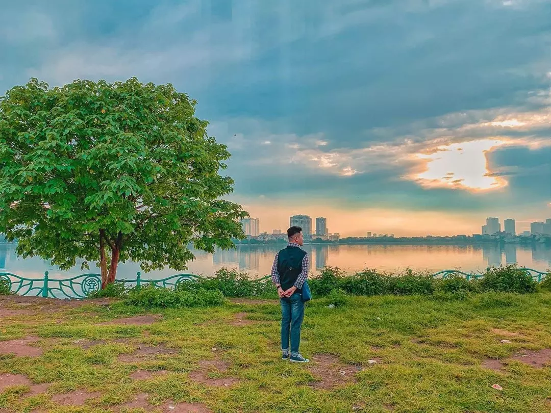 chàng trai chụp ảnh cùng cây cô đơn hồ tây