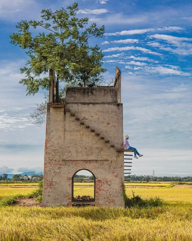 chàng trai ngồi trên lò gạch cũ