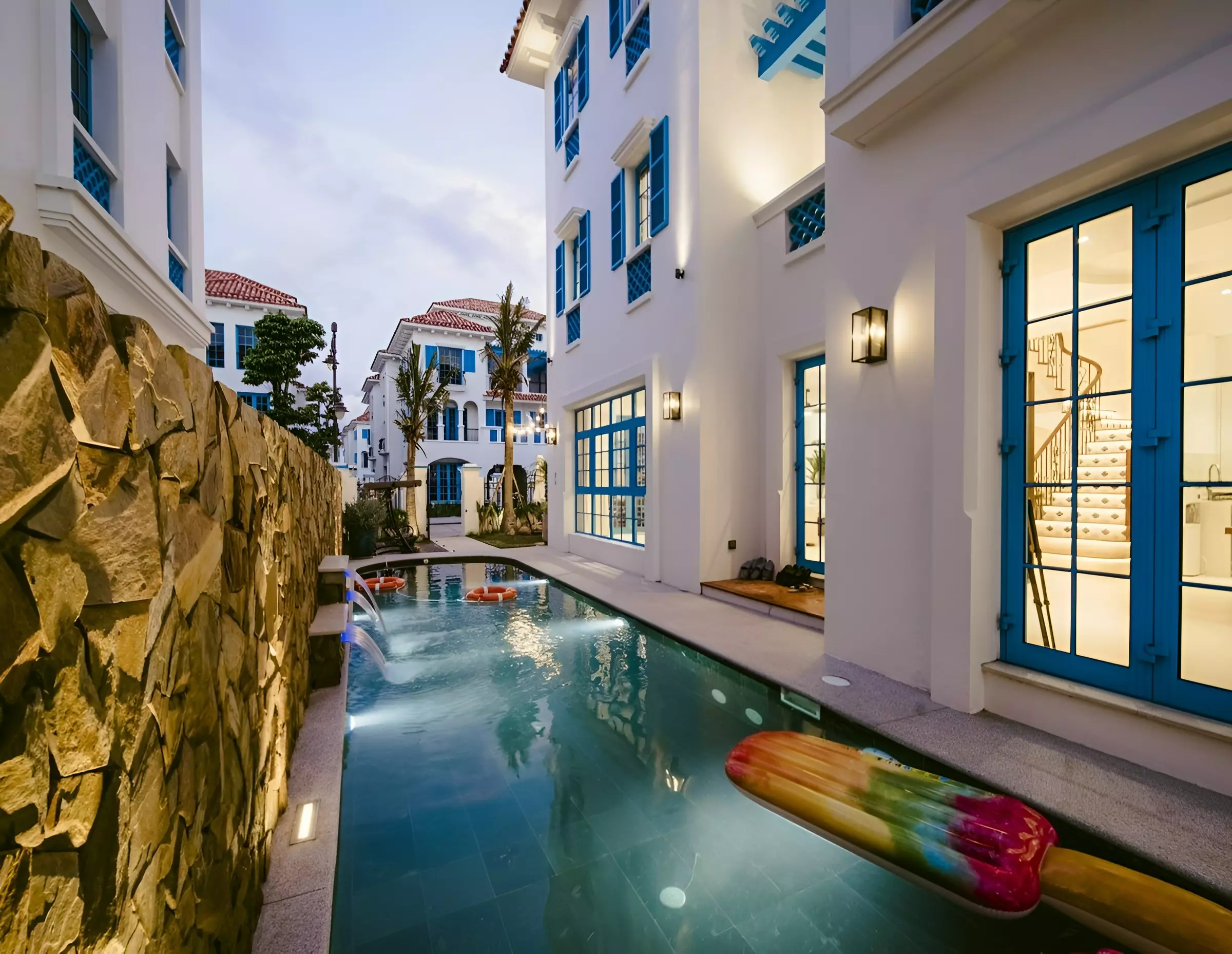 bể bơi tại la perla villa