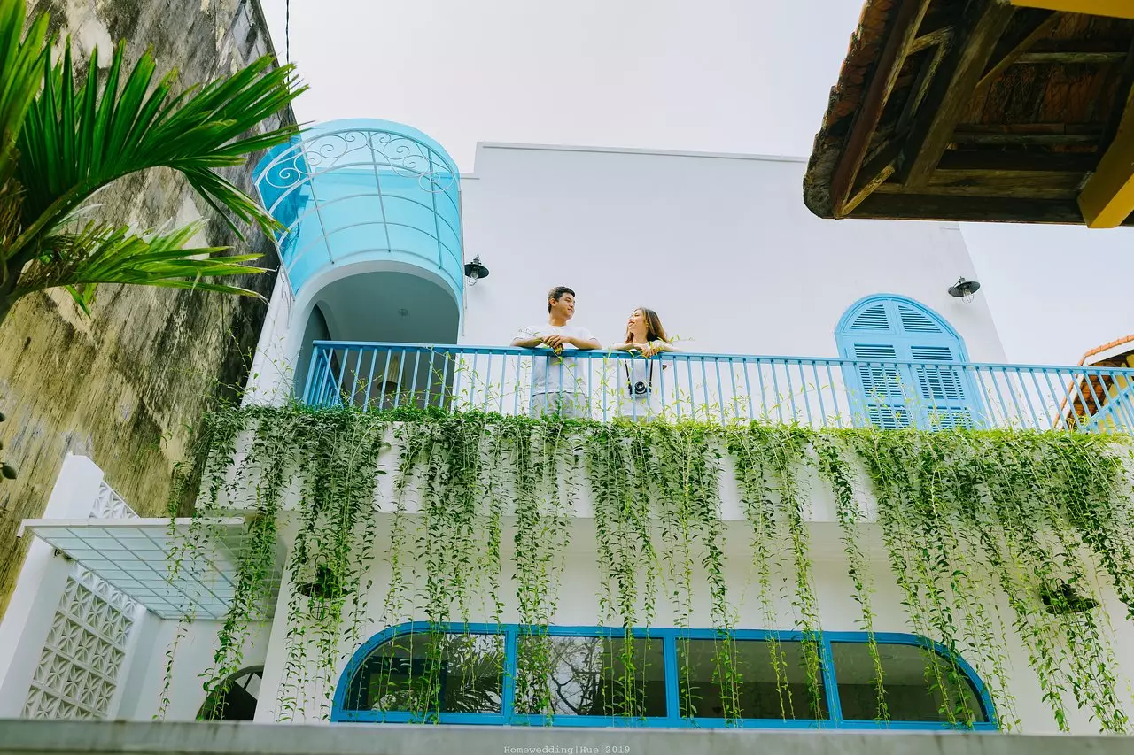 cặp đôi chụp hình tại tò vò hostel