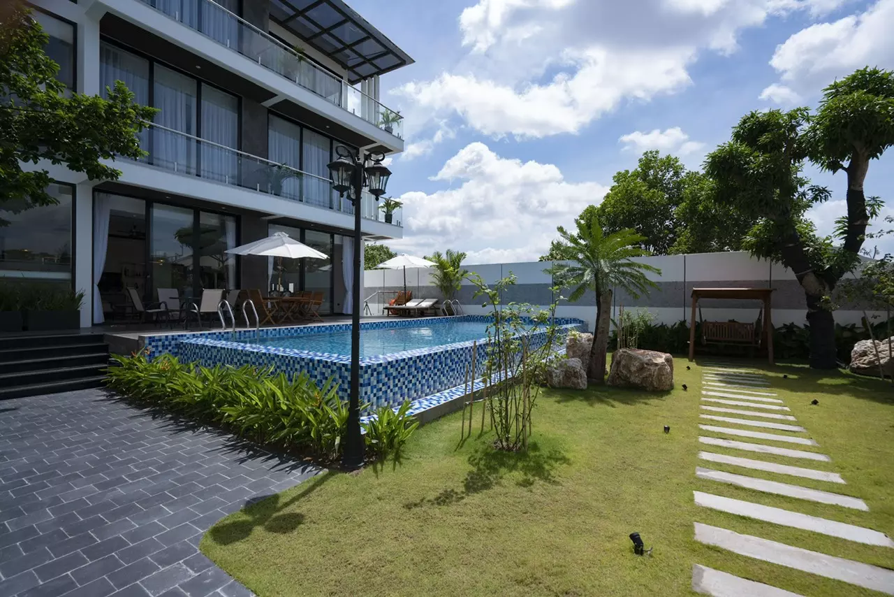 không gian bên ngoài bay villa