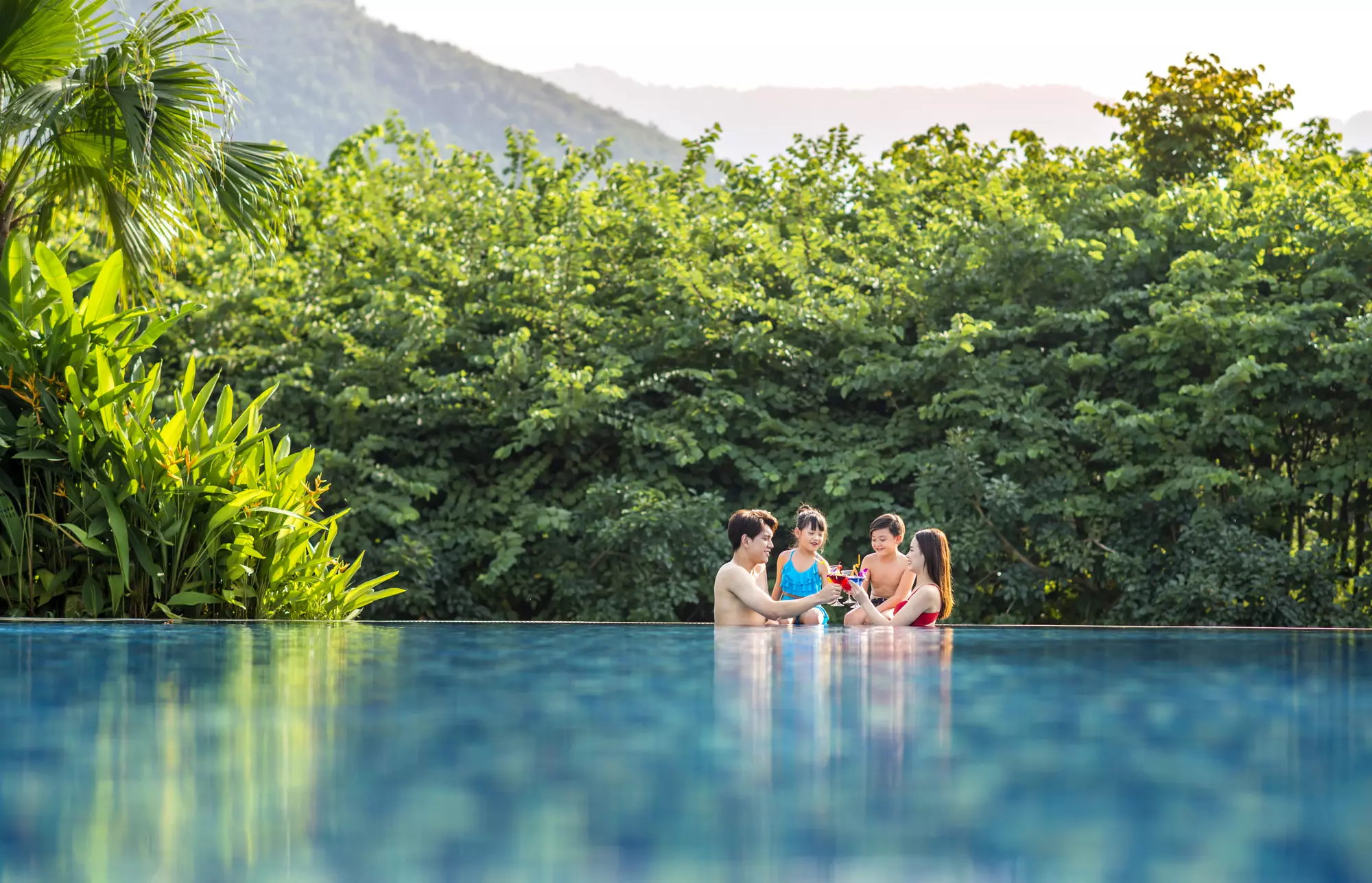 gia đình nhỏ đang thư giãn tại hồ bơi của xanh villas