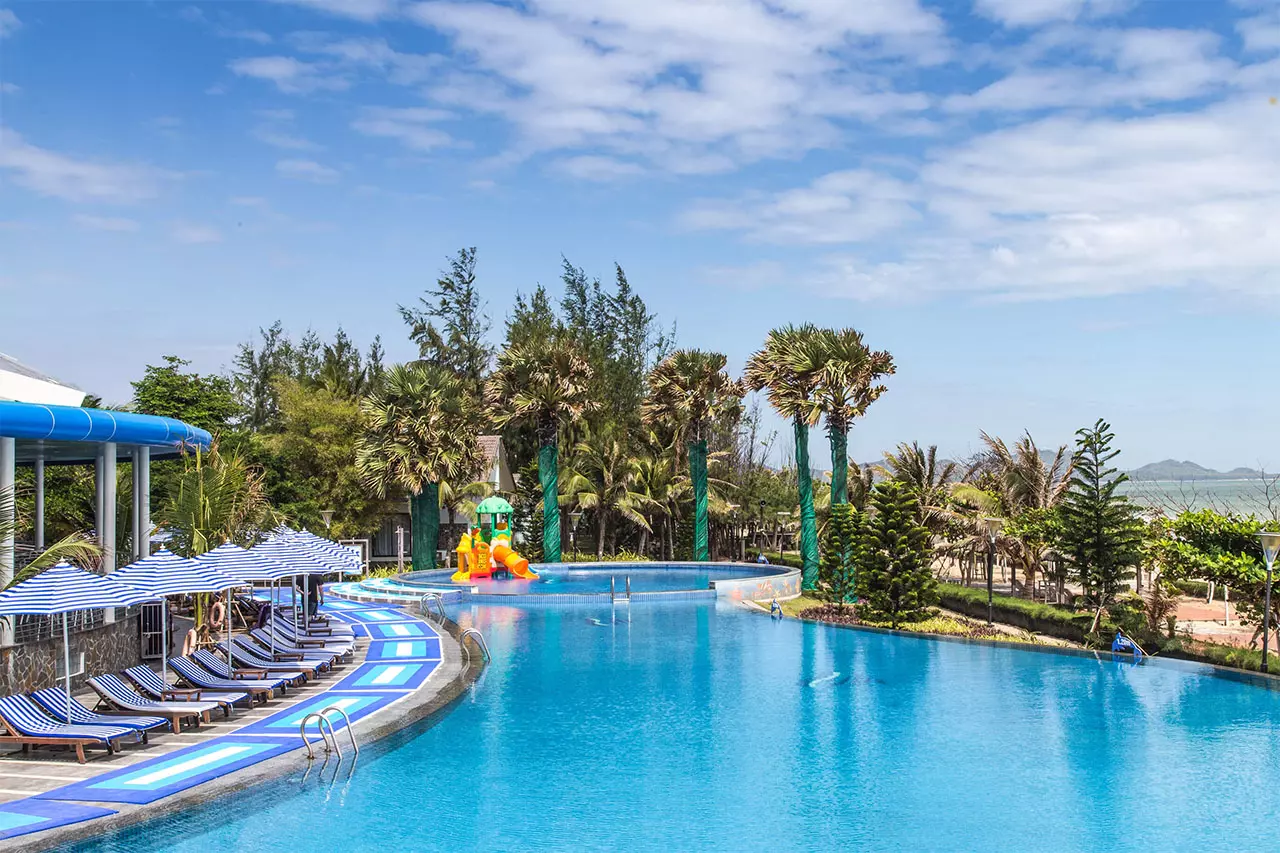 hồ bơi khách sạn carmellia beach sang chảnh