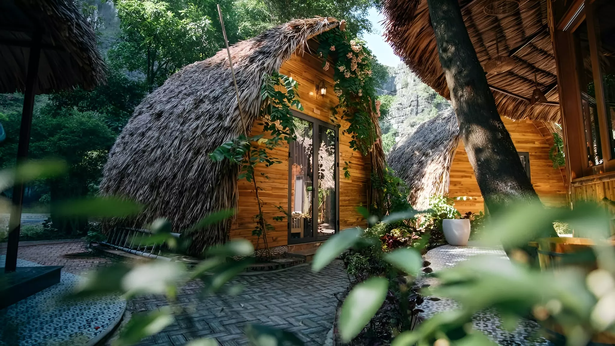 khách sạn hang múa ecolodge nhìn từ ngoài