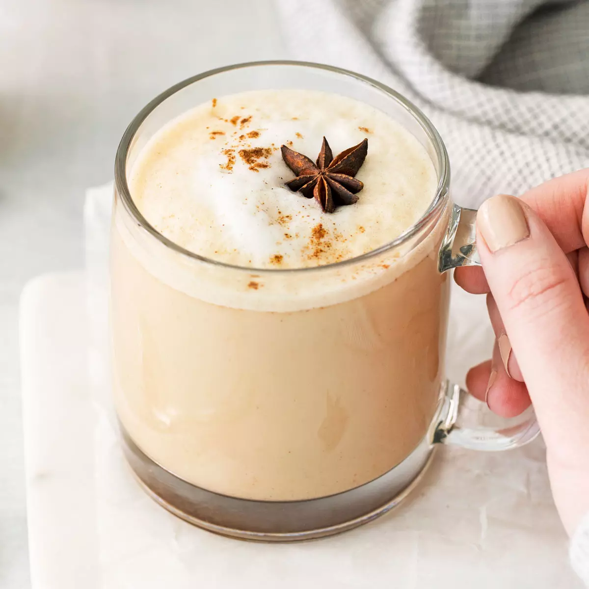 cốc tea latte được trang trí đẹp mắt