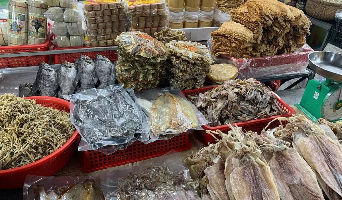 hải sản khô mua về làm quà tại chợ đêm phú quốc