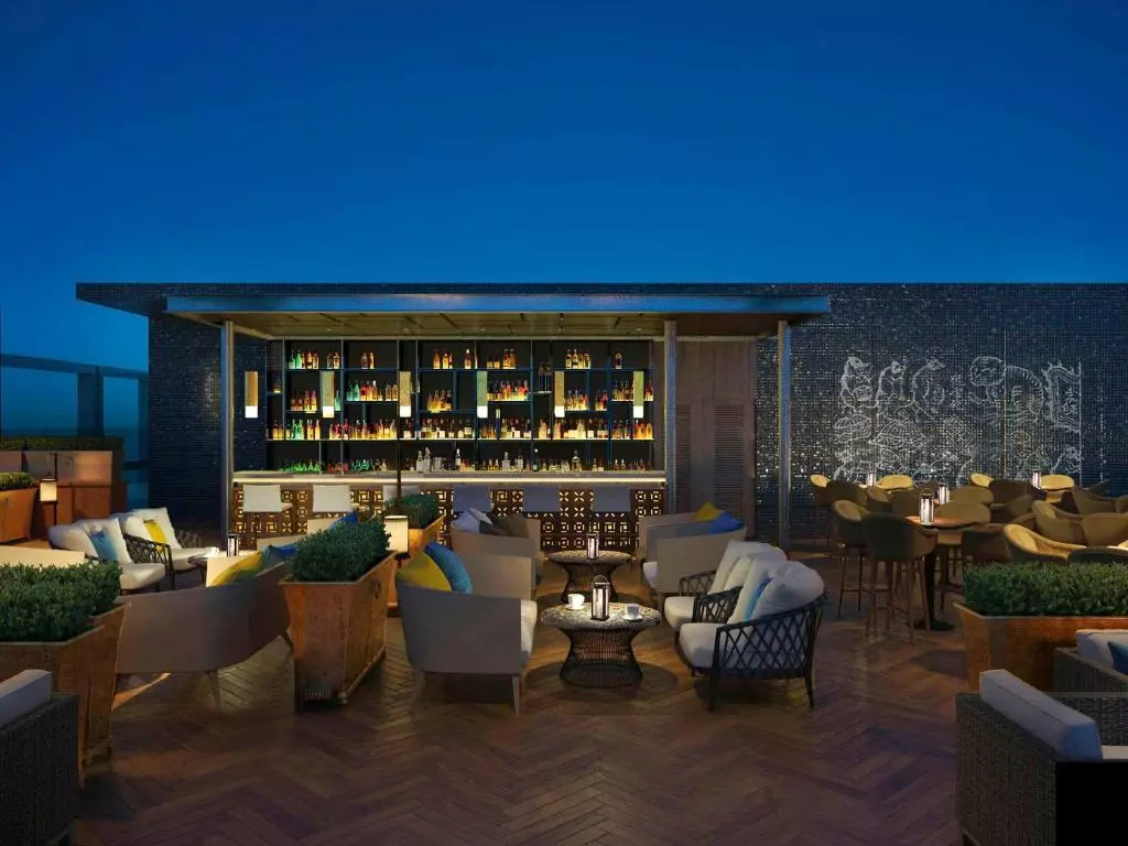 không gian rooftop bar lung linh về đêm