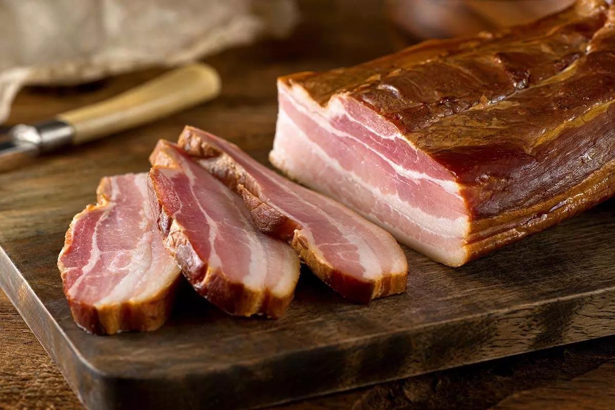 Bacon là gì? Tìm hiểu về thịt xông khói và các món ăn ngon từ Bacon