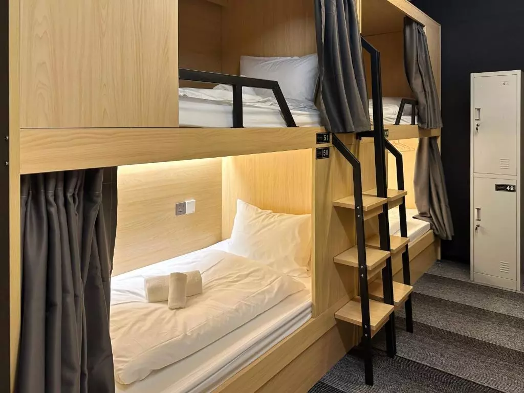 nội thất cơ bản trong capsule hotel