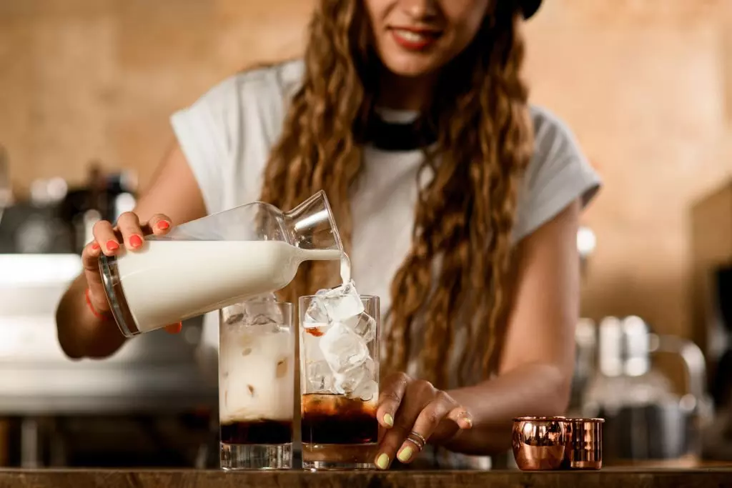 pha hỗn hợp sữa làm macchiato