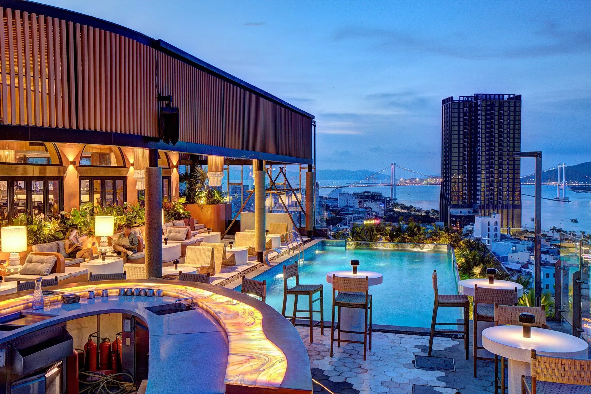 rooftop pool cao cấp