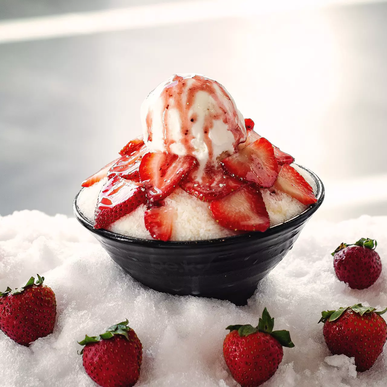 tô bingsu dâu đặt trên đá bào