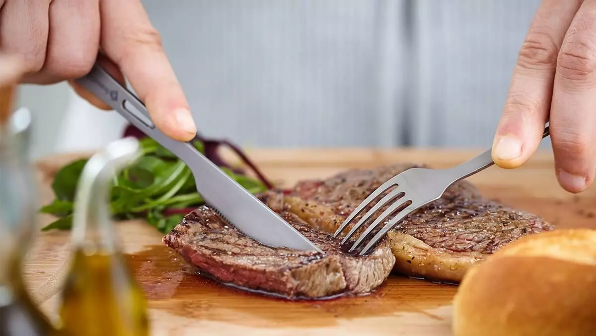 cách dùng dao nĩa thưởng thức steak