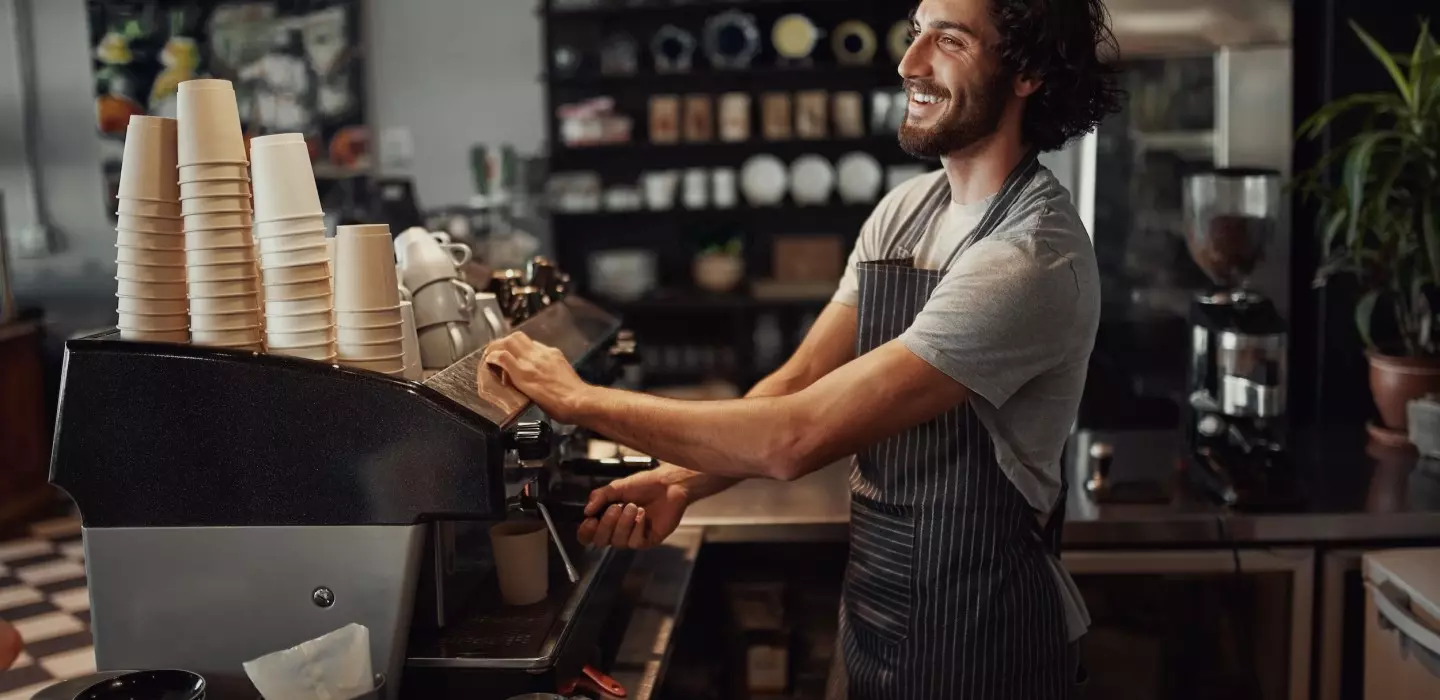 nhân viên barista pha chế cafe