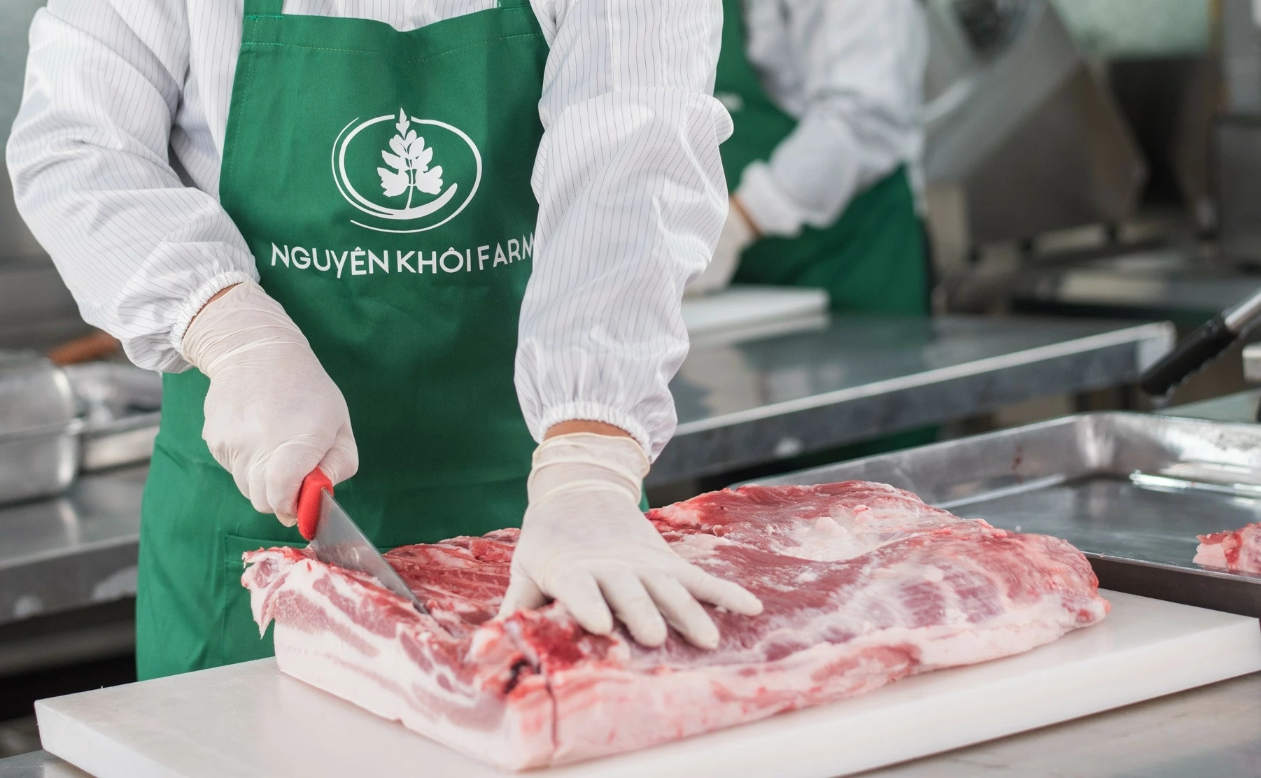 nhân viên butcher cắt thịt