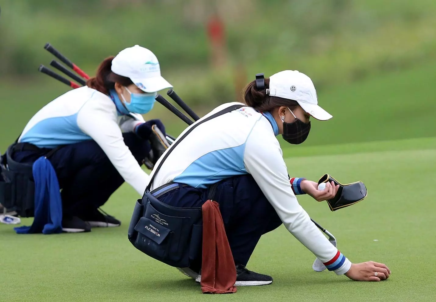 nhân viên caddy trên sân golf