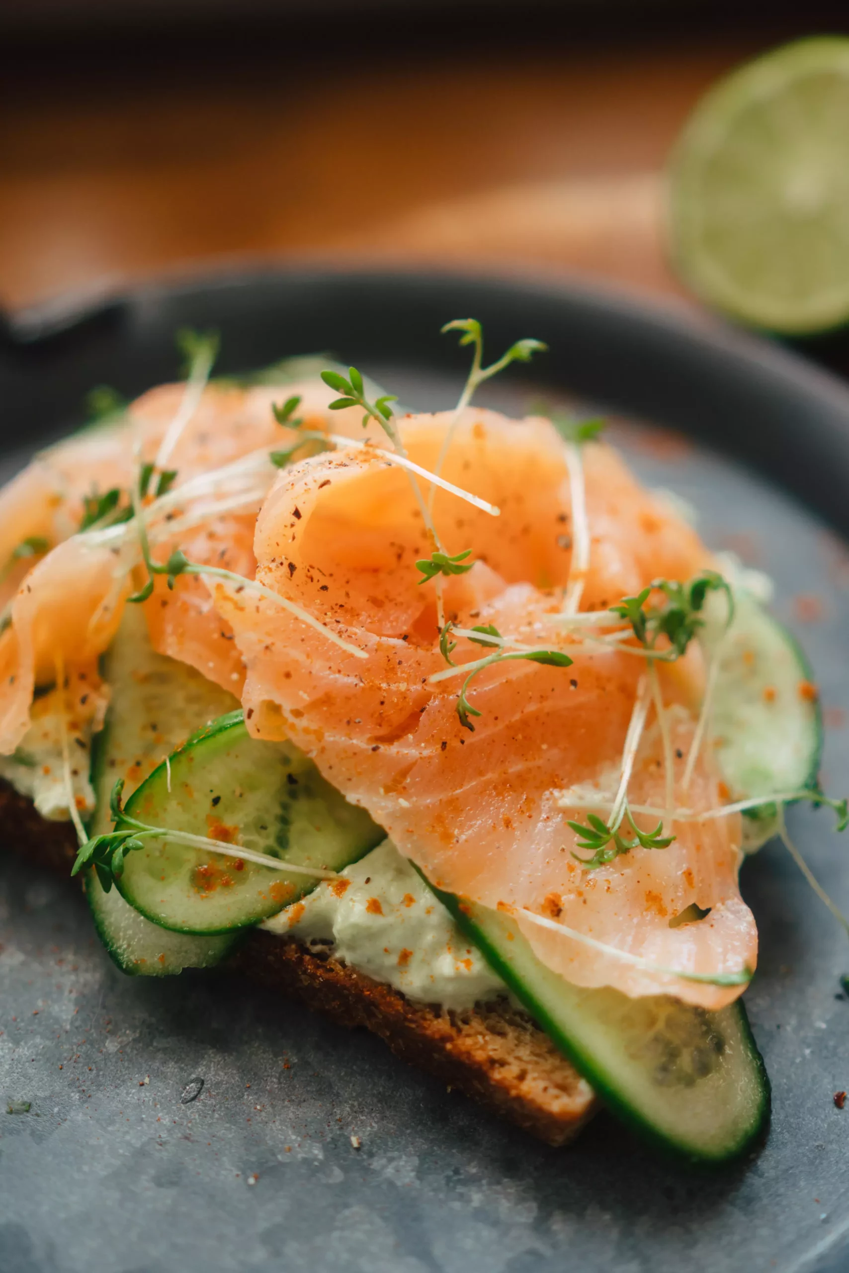 avocado toast với cá hồi xông khói