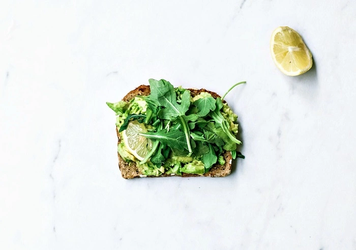 avocado toast với rau arugula