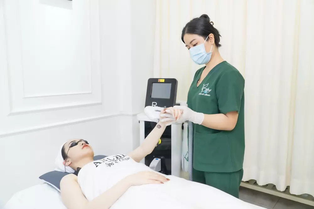 nhân viên chuyên nghiệp tại clinic spa