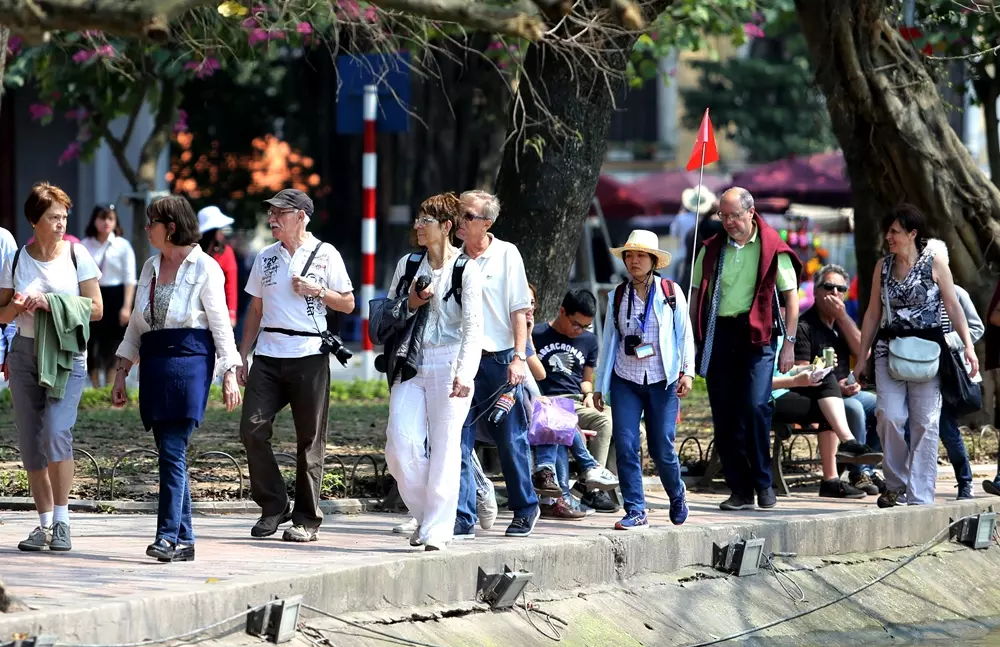 khách du lịch theo tour