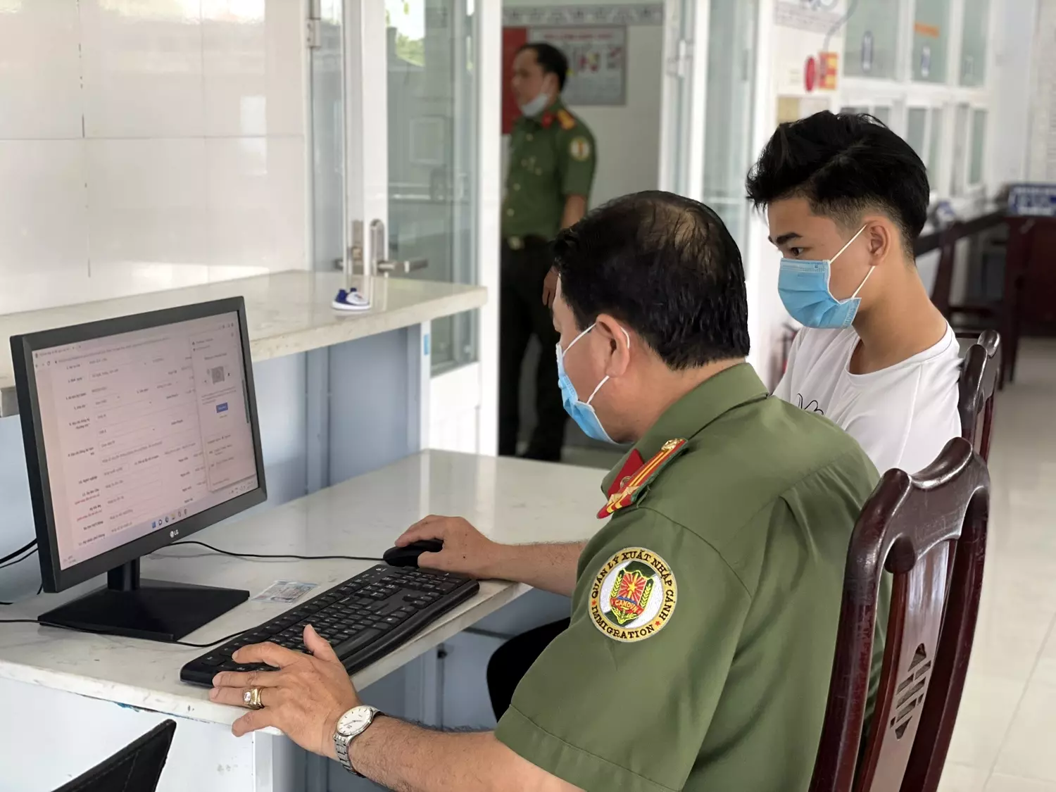 làm hộ chiếu tại phòng quản lý xuất nhập cảnh