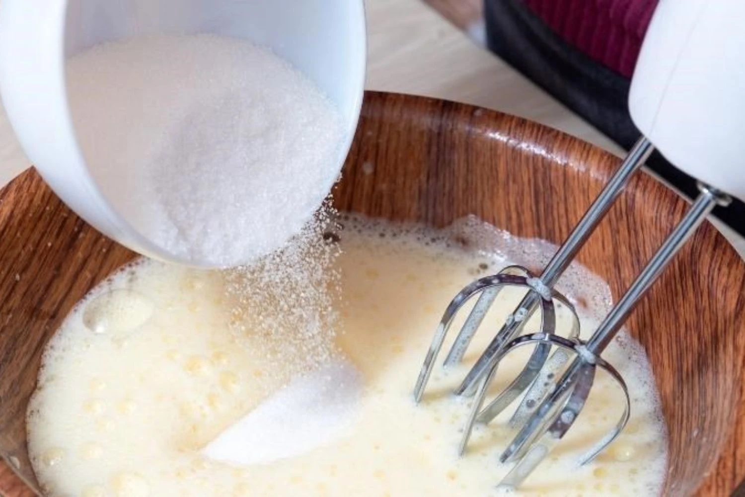 làm whipping cream bằng máy đánh trứng 