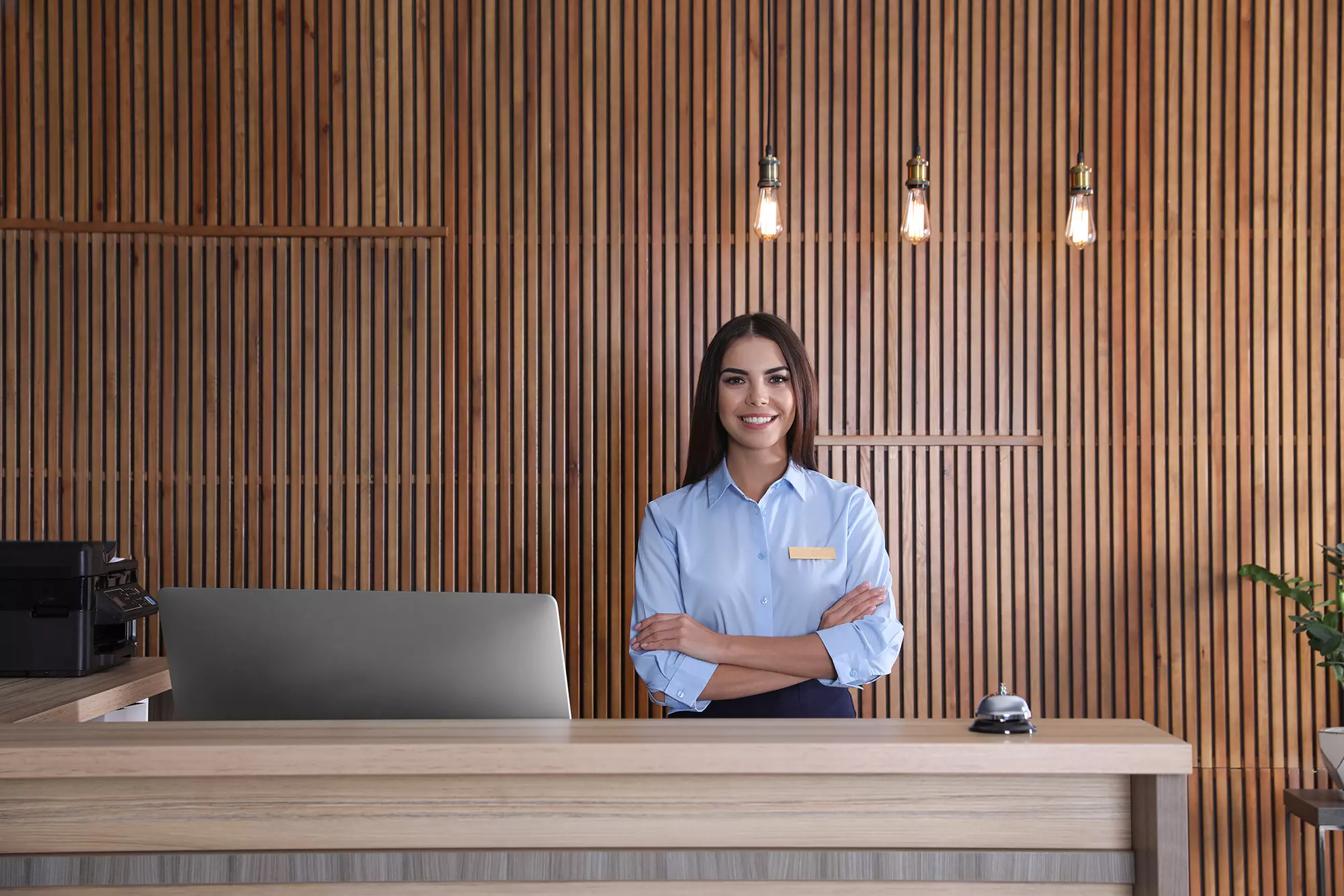 nhân viên lễ tân tại front desk