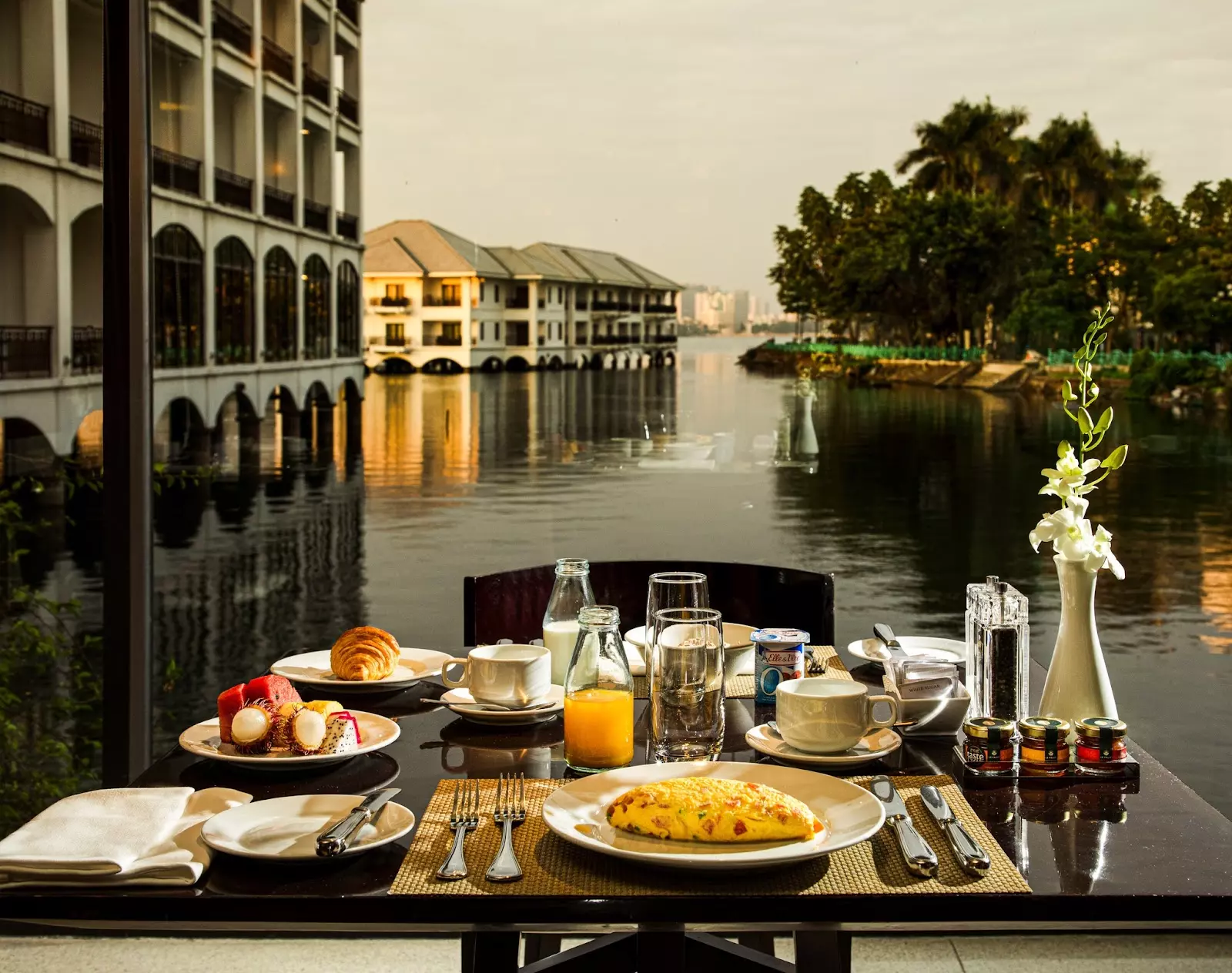 bữa ăn tại intercontinental hanoi westlake